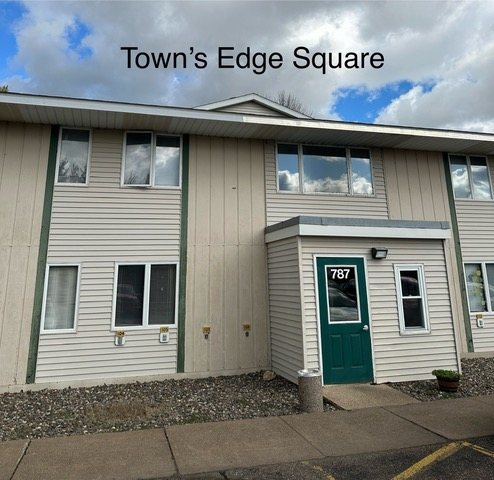 Town's Edge Square apartments exterior